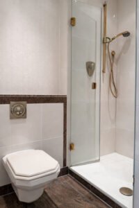 Badezimmer mit Dusche