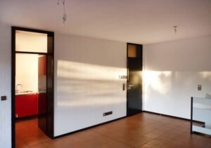 Wohnbereich (Foto stammt aus Leerstand der Wohnung)