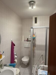 Badezimmer mit Dusche und WC