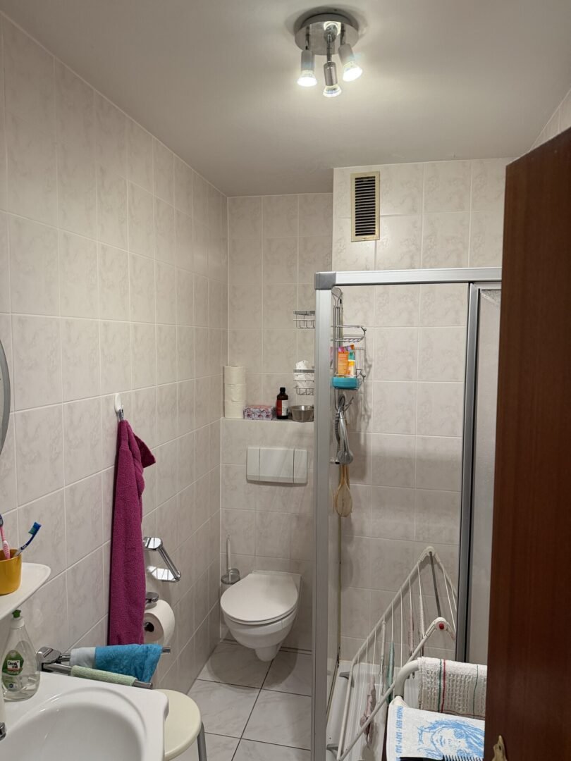Badezimmer mit Dusche und WC